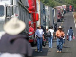 Estudiantes e integrantes de organizaciones sociales bloquearon ayer carreteras en varios municipios de Michoacán. EL UNIVERSAL  /