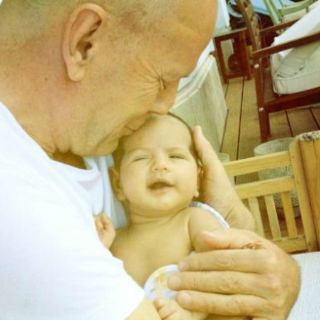 Presenta Bruce Willis a su nueva hija vía Twitter