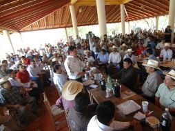 Aristóteles Sandoval se comprometió a dotar de tractores y apoyar a los campesinos. ESPECIAL  /