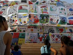 Un grupo de personas asiste a la presentación de la obra ''El barco de la Tolerancia'' de las artistas rusas Ilya y Emilia Kabakov. EFE  /