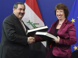 Catherine Ashton y el ministro iraquí de Asuntos Exteriores, Hoshyar Zebari (i), tras la firma de un acuerdo. EFE  /