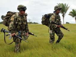 Soldados patrullan un área rural para buscar a los insurgentes miembros de las fuerzas. ARCHIVO  /