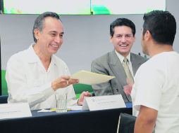 Fernando Garza asistió ayer al CUValles, en donde escuchó las demandas de los estudiantes. ESPECIAL  /