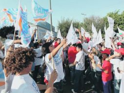 Simpatizantes albiazules y tricolores afuera del Canal 44, antes del primer debate entre candidatos a gobernador el 1 de mayo.  /