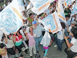 Guzmán con simpatizantes. Académicos opinan que ha hecho falta explotar mejor los atributos del ex secretario de Gobierno.  /