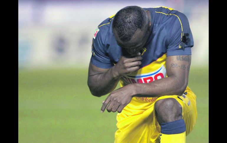 Christian Benítez se persignó antes de iniciar el partido de ida ante Rayados, disputado el miércoles en el Azteca. MEXSPORT  /