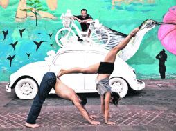 Al fondo, Abel Galván. Los bailarines son Melchor Colunga y Yedid Orozco. CORTESÍA A. SUBE  /