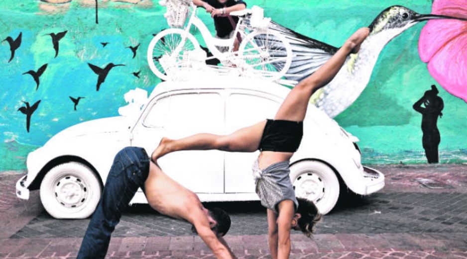 Al fondo, Abel Galván. Los bailarines son Melchor Colunga y Yedid Orozco. CORTESÍA A. SUBE  /