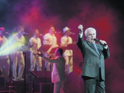 El intérprete decidió iniciar su show desde las filas, entre los espectadores, en lugar del rigor del escenario.  /