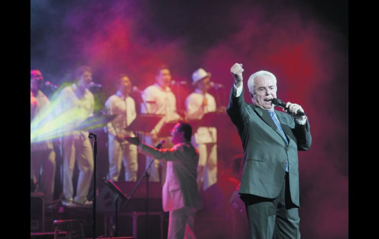 El intérprete decidió iniciar su show desde las filas, entre los espectadores, en lugar del rigor del escenario.  /