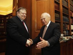 Papulias (d) recibe al líder del partido socialista griego PASOk, Evangelos Venizelos (i), en el Palacio Presidencial. EFE  /