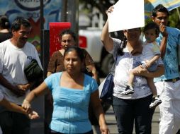 Las autoridades recomiendan evitar exponerse al sol durante las horas de mayor radiación (entre 11:00 y 15:00 horas). ARCHIVO  /