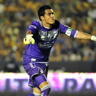 Toma Oswaldo Sánchez con calma designación de Marco Rodríguez