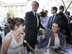 Hollande saluda a algunos ciudadanos en un café. REUTERS  /