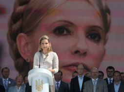 Yevgenia Timoshenko (c), hija de  Yulia Timoshenko, lee una carta de su madre durante un acto de protesta. EFE  /