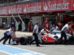 El auto de Lewis Hamilton siendo remolcado en la zona de pits tras la clasificación. REUTERS  /