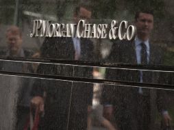Peatones caminan a las afueras del edificio sede en NY de JP Morgan. REUTERS  /