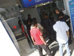 El asaltante ingresó solo a la sucursal y según testigos vestía una camisa blanca con rayas negras. ARCHIVO  /