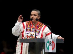 La candidata del PRI-PVEM al gobierno del DF, Beatriz Paredes, se reunió hoy sábado con habitantes de Xochimilco. EL UNIVERSAL  /