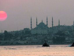 La tarde cae en Estambul, el rojo del sol se funde con el azul de los tres brazos del Bósforo, Mármara y el Cuerno de oro. EL UNIVERSAL  /