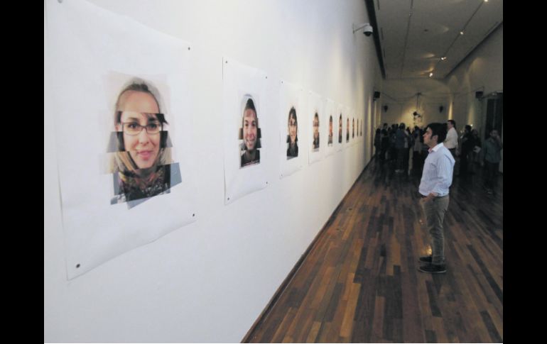 Las imágenes de la exposición ''Imaginando personajes'' llaman la atención de los visitantes.  /