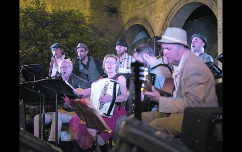 Las melodías emitidas por violines, flautas, cajones, contrabajos y guitarras dieron una noche de calidad a los tapatíos.  /