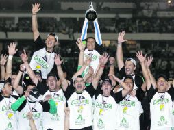 Jugadores de los Panzas Verdes festejan con júbilo el ansiado regreso a la Primera División. MEXSPORT  /