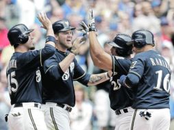 Edwin Maysonet (29) es felicitado por Travis Ishikawa (45), Corey Hart, y Aramis Ramírez (16). AP  /