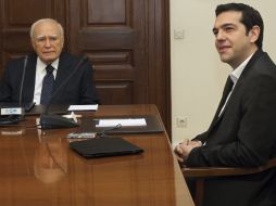 El líder de la Coalición de Izquierda Radical, Alexis Tsipras (d), en la reunión con el presidente Karolos Papoulias, en Atenas. EFE  /
