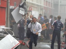 El box de la escudería quedó destrozado y en cuanto al auto es posible que el daño haya sido muy severo. ESPECIAL  /