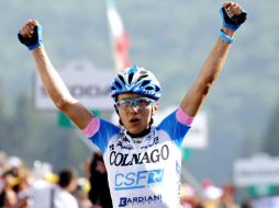 El corredor italiano del Colnago, Domenico Pozzovivo (c), celebra en la línea de meta su victoria en la 8ª etapa del Giro de Italia.EFE  /
