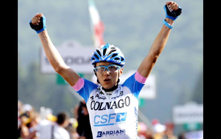 El corredor italiano del Colnago, Domenico Pozzovivo (c), celebra en la línea de meta su victoria en la 8ª etapa del Giro de Italia.EFE  /