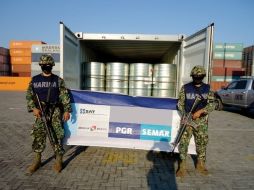 Soldados de la Semar durante la presentación del decomiso del cargamento procedente de China. EFE  /