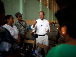 Solalinde (c) ha dirigido un albergue para atender a migrantes, en su mayoría centroamericanos que buscan llegar a EU. ARCHIVO  /