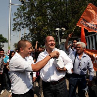 Apoyan a Alfaro con pega de calcomanías en Tlajomulco