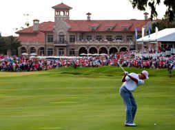 Matt Kuchar hace un tiro en el hoyo 18 de la ronda final. AFP  /