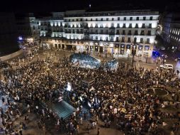 Manifestantes hoy en Madrid. Ante las protestas, el presidente Mariano Rajoy defendió los programas de austeridad adoptados. EFE  /