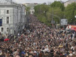 Manifestantes caminan en Moscú para defender el derecho del pueblo a reunirse en las calles sin permiso del Gobierno. EFE  /