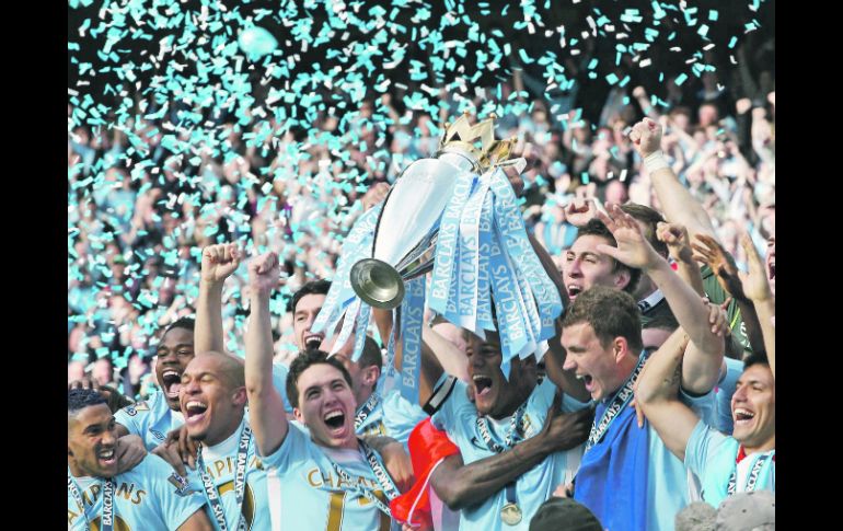 Los jugadores del City levantan el trofeo de campeones, hazaña que no realizaban desde 1968.  /
