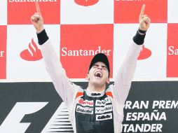 El ganador Pastor Maldonado, es cargado por Fernando Alonso (izq., segundo lugar) y por Kimi Raikkonen (der., tercer lugar). AP  /