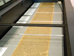 El rollo original de Jack Kerouacm, de 36 metros de largo, que alberga la vida algunos escritores y su poesía. AFP  /