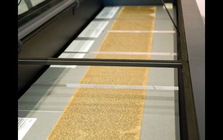 El rollo original de Jack Kerouacm, de 36 metros de largo, que alberga la vida algunos escritores y su poesía. AFP  /