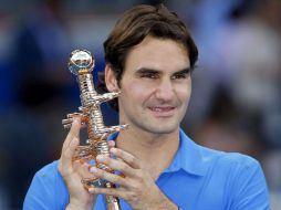 El tenista Roger Federer posa con el trofeo de campeón del Master 1000 de Madrid. EFE  /