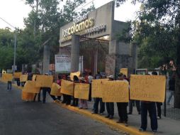 Los inconformes, con pancartas, reclaman un trato digno, seguro de vida y la homologación con los trabajadores del Ayuntamiento.  /
