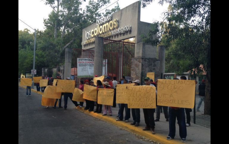 Los inconformes, con pancartas, reclaman un trato digno, seguro de vida y la homologación con los trabajadores del Ayuntamiento.  /