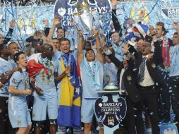 Sergio Agüero, sostiene la copa de la Premier League mientras celebra el título liguero. EFE  /