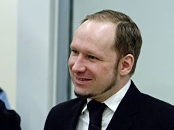 El ultraderechista Anders Behring Breivik sonríe durante su juicio en un tribunal de Oslo. EFE  /