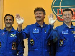 El astronauta de la NASA Joe Acaba, Guennadi Padalka y Serguéi Revin, en cionferencia de prensa previa al lanzamiento. AFP  /