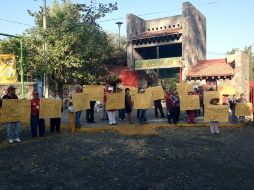 Al inicio unos cincuenta trabajadores participaban en la protesta.  /
