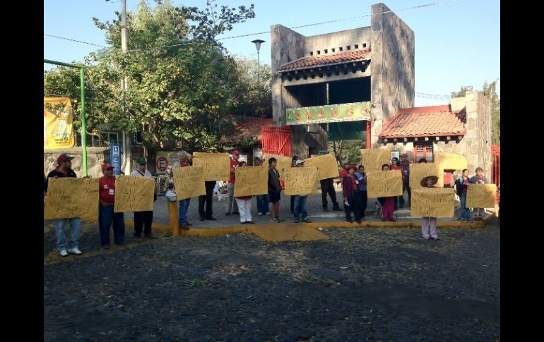 Al inicio unos cincuenta trabajadores participaban en la protesta.  /
